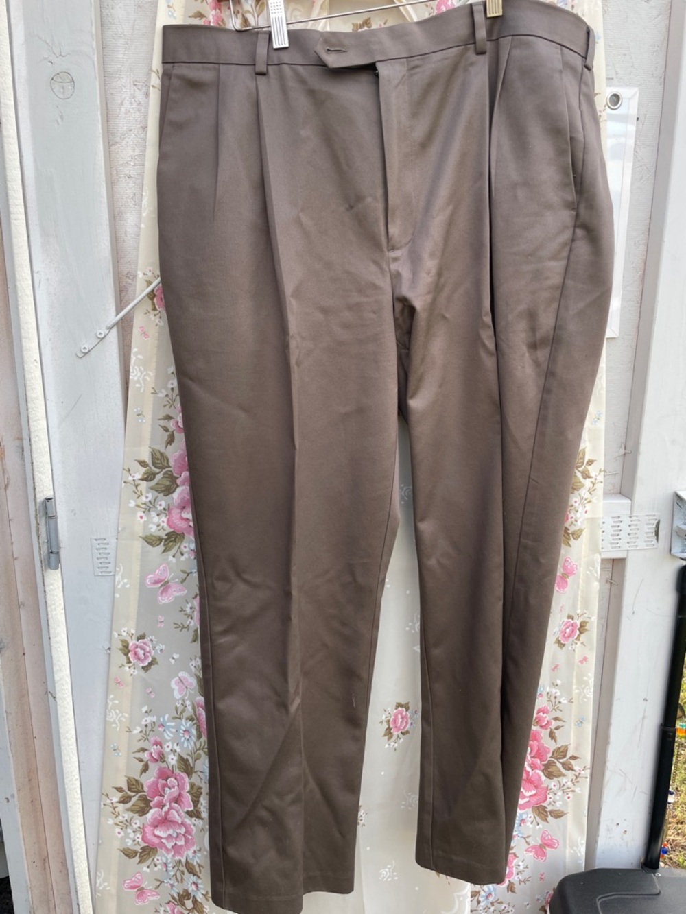 Roundtree & Yorke Men's Dress Pants in Brown
